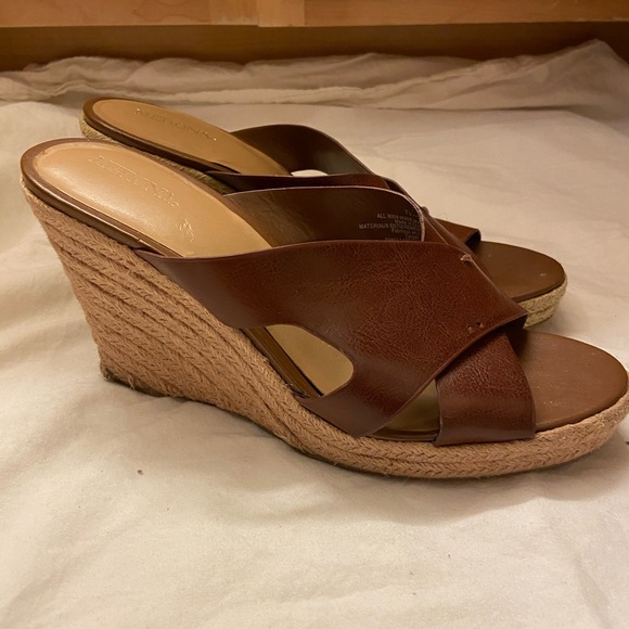 Merona Black and Tan heels - Picture 3 of 5